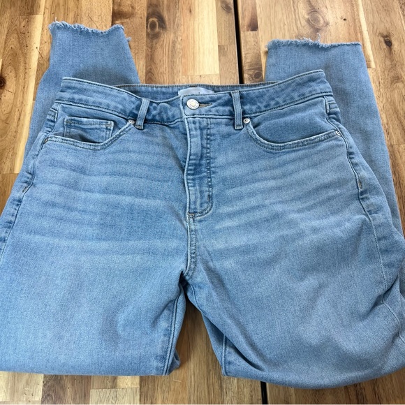 LOFT Denim - LOFT Curvy Skinny Jeans Women’s Size 10P / 30 Light Wash Distressed Knee Raw Hem